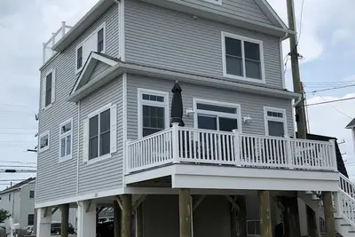 Image de Stunning 5 Bedroom, 3 Bath w/Fabulous Decks and Views (1/2 block from the beach)