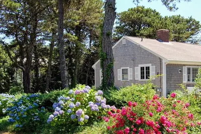 Image de Spacious, private cottage just a few minutes walk to Ridgevale Beach!