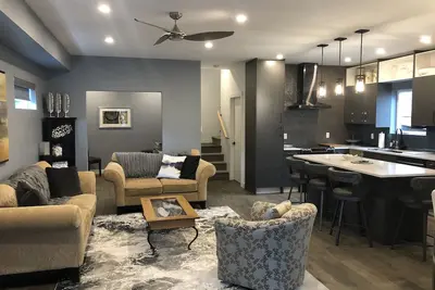Image de Modern 3 bedroom luxury retreat! Wine bar, upper deck, lower patio!