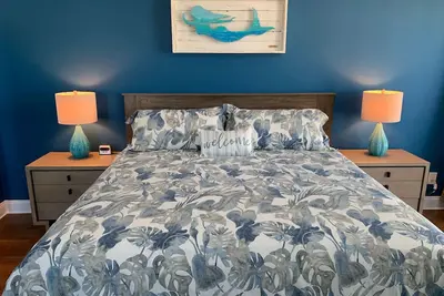 Image de Family Friendly - 1/2 Block To Beach - 4 Br 3 Bath - Driveway Parking!