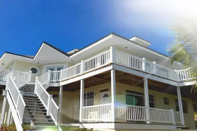 Image de Driftwood Haven~ Car Included! Modern 3 Bedroom Home in Paradise!