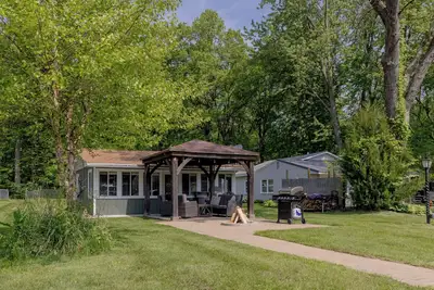 Image de Gun Lake Cottage - Bonfire, Ac, Full Kitchen, Gazebo! Dock your boat or rent one