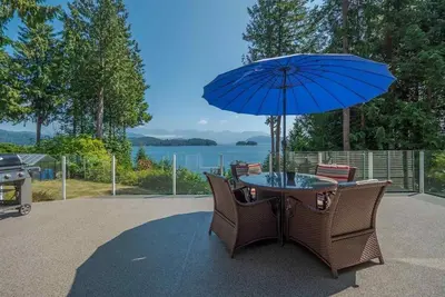 Image de Luxury Beachfront Estate in Gibsons