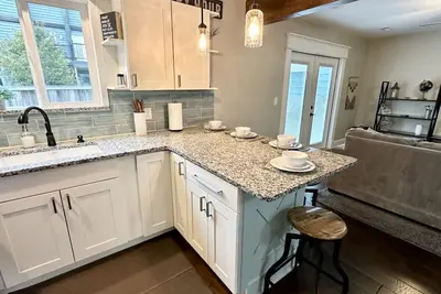 Image de Farmhouse Beach Home 2 Bdrm 2 blocks from beach!