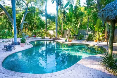 Image de The Tiki House! Heated Pool, Close to the Beach!