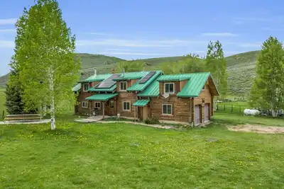 Image de Spacious Beautiful Log Cabin Accessible Year Round