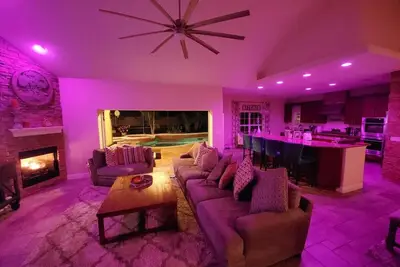 Image de * Luxury Pool * Hot Tub * 86 Inch Tv *