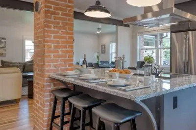 Image de Luxury at its Finest | Indulge in Gourmet Kitchen, Spacious Dining Area, & Plush Beds