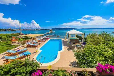 Image de Villa Rosemary - seafront, pool, jacuzzi, gym, pool table