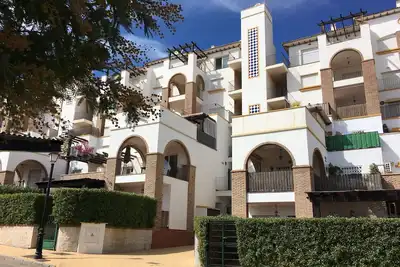 Image de Light, airy and peaceful, top floor apartment with stunning views