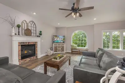 Image de Private Lakefront Lodge - Resort Free Amenities - 2 Pools - Hot Tubs!