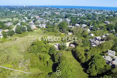 Image de Spectacular secluded property on the lily pond estate (3 blocks from town)