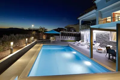 Image de Beachfront Luxury Apartment, salty water heated pool