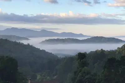 Image de Enjoy! Smokey Mountain view from a spacious apartment.