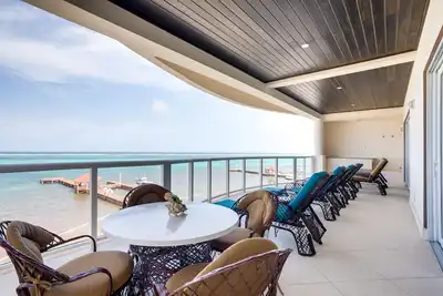 Image de New Oceanfront Deluxe; 3 Bedroom And 4 Full Baths; Over 3, 000 Sf!