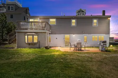 Image de 3 Bedroom Apt Walk to Beach with Yard & Fire Pit