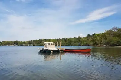 Image de 13 Great Hill- Lakefront Haven: Private Beach, Dock, Firepit, Pet-Friendly