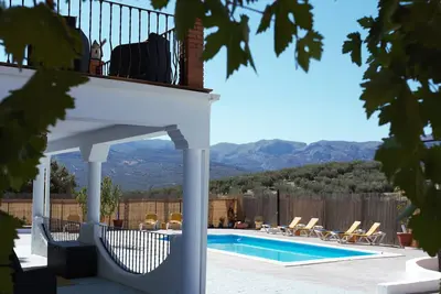 Villa with private pool, Mountain views and easy access to visit Andalucia