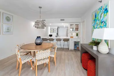Image de Oceanfront Condo w/Balcony, Pool, walk to Beach.