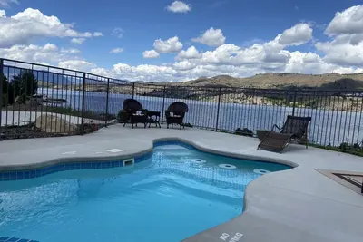 Image de Floating Over The Water!