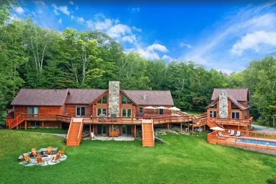 Image de Amazing Vermont Estate with 2 houses, 11 bedrooms, a pool, sauna, and gameroom!
