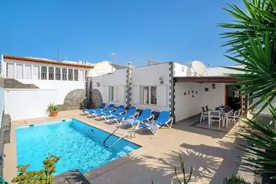 Image de Villa \"Muñoz\" en bord de mer avec piscine chauffée, climatisation et Wi-Fi