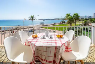 Bel appartement de vacances \"Cala Nau Blau Turquesa\" avec vue sur la mer, terrasse couverte privée et balcon ; parking disponible