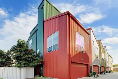 Image de Modern Contemporary 3 story townhome in East Downtown w/ rooftop deck.