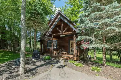 Image de Cozy Dog Friendly Log Cabin w/ Hot Tub & Fireplace
