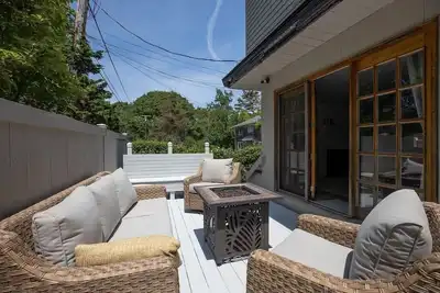 Image de Steps to Mother`s Beach! -  so close you can smell the ocean