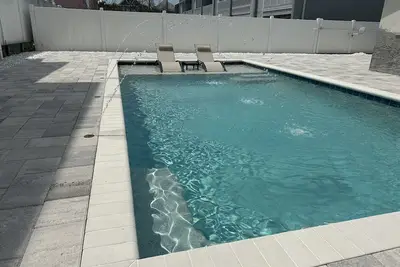 Image de Family Ready: Pool :3br/2ba Beach Cottage: Less than a block from Beach: Wifi