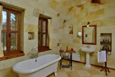 Image de 2-Bedroom Luxury Stone Arch Historical House