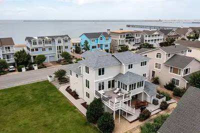 Image de Casa Serendipity - 7bd & 4. 5ba - Sleeps 16 - Steps from the Beach! *Dog Friendly*