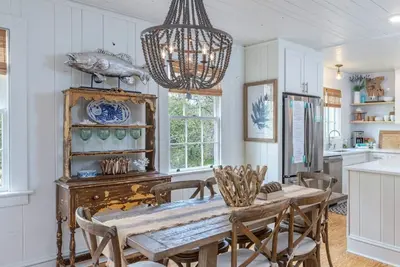 Image de Beach Therapy: Stylish Cottage with Private Courtyard, Wrap-Around Porches, and Modern Decor.