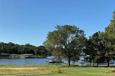 Image de Beautiful Lake Front home w/ sunroom, outdoor patio, hot tub