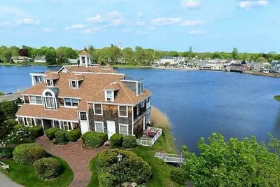 Image de Stunning Waterfront Condo with deck, Walk to Shops and Restaurants