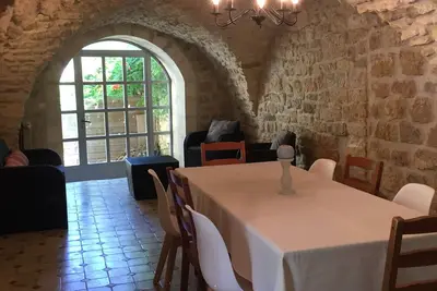Image de Charmante maison en pierres avec cour et terrasse très proche d'Uzès