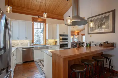 Image de Neighborhood Comfort Wildlife Privacy w Jackson Hole Property Management