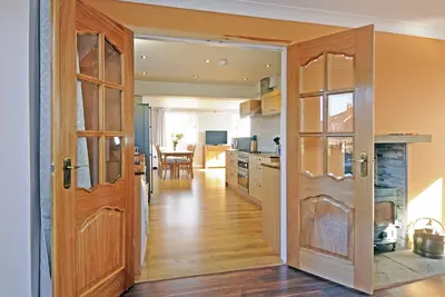 Image de Open Plan modern Cottage by Whitby Rugby Field with large drive & Ev fast charge