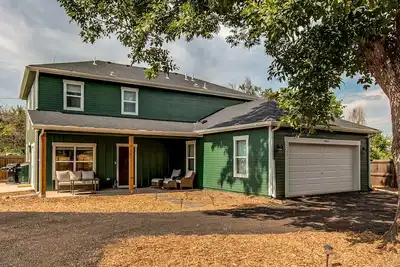 Image de 2020 built modern farmhouse professionally cleaned & sanitized. Stop inn today!