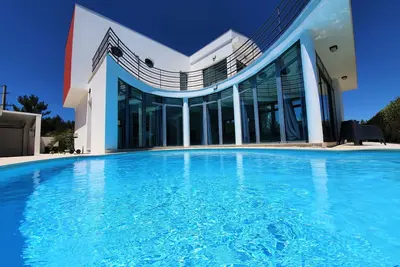 Image de Une grande villa avec une piscine privée et une vue magnifique sur un château