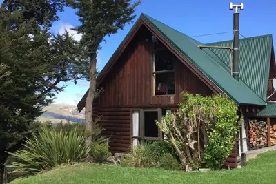 Image de Log cabin in the mountains with indoor climbing wall, perfect for a family.