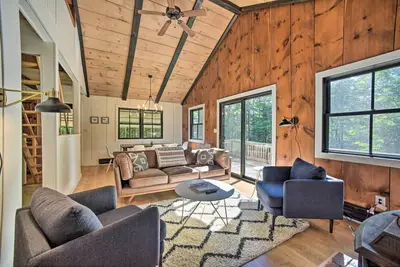 Image de Sleek Cabin w/ Deck, 8 Miles to Mount Snow & Hikes