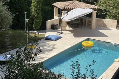 Image de Villa Provençale Rénovée avec Piscine dans un ilot de verdure. . .