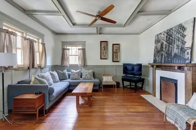 Elegant 2 Bedroom Bungalow - Walk to Daffin Park