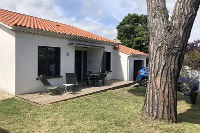 Image de L'ombre d'un Pin entre deux Plages (centre et plages à pied jardin garage)