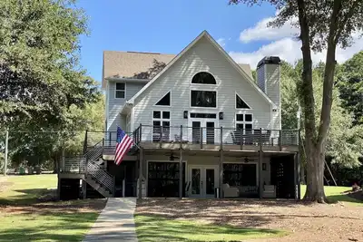 Image de Perfect family lakeside getaway w/pickleball court. Slps 12, 2 docks, firepit\n