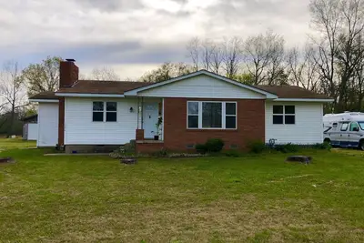 Image de Rustic yet Cozy 3 bedroom 1 bath fenced yard & pet friendly. Ample parking