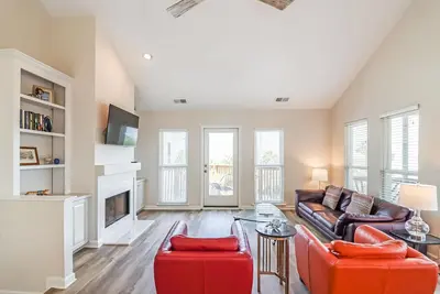 Image de Tybee Island townhome w/ ocean views, screened porch & next to the Post Theater