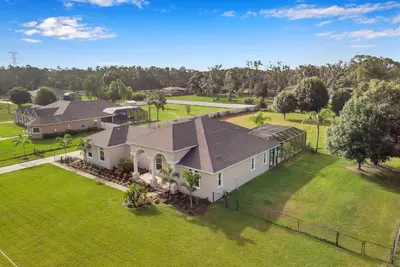 Image de Everything you need in a home to enjoy Florida.